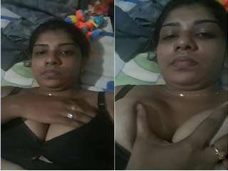 Today Exclusive- Desi Bhabhi Play With her Boobs