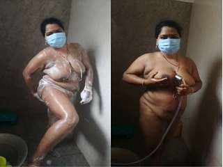 Today Exclusive- Desi Mallu Bhabhi Showing her Bathing