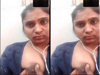 Today Exclusive-Cute Desi Girl Showing Her Boobs