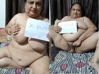 Today Exclusive- Desi BBW Aunty Showing Her Boobs and Pussy