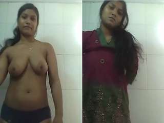 Today Exclusive – Sexy Desi Girl Showing Her Boobs