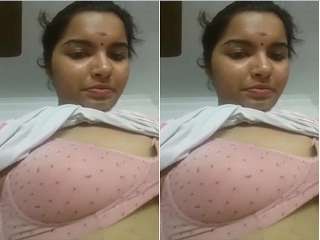 Today Exclusive- Mallu Bhabhi Showing Her Boobs