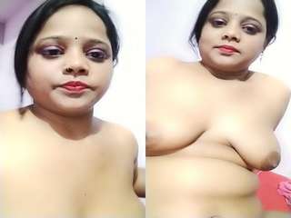 Today Exclusive- Sexy Desi Bhabhi Showing her Boobs
