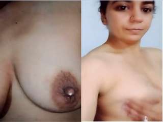 Today Exclusive-Desi BHabhi Showing Her Milky Boobs