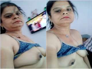 Today Exclusive- Horny Bhabhi Showing Her Boobs and Pussy