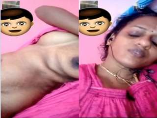Today Exclusive-Tamil Bhabhi Showing Her boobs and Pussy On Video Call Part 2