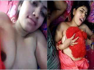 Today Exclusive- Desi Bhabhi Showing Her Boobs