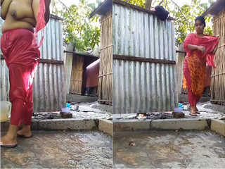 Today Exclusive – Bangla Village Bhabhi OutDoor bathing Record In Hidden Cam Part 1