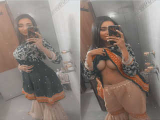 Today Exclusive –Sexy Paki Girl Shows Boobs