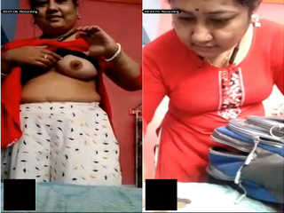 Today Exclusive – Desi Cheating Wife Shows her Boobs to Lover On Video Call