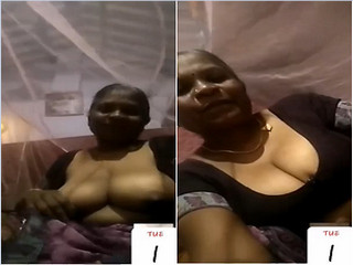 Today Exclusive -Desi Aunty Shows her Boobs To Lover on Video Call Part 2