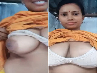 Today Exclusive – Desi Bhabhi Shows her big Boobs and Pussy