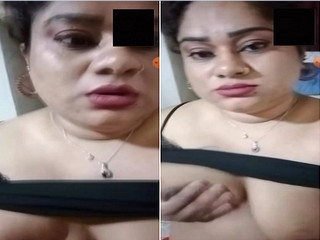 Today Exclusive – Horny Desi Bhabhi Shows her Boobs