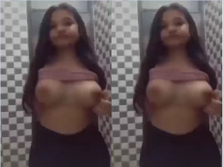 Today Exclusive – Cute Desi girl Shows her Boobs