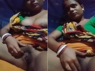 Today Exclusive – Horny Bhabhi Shows her Boobs and Pussy