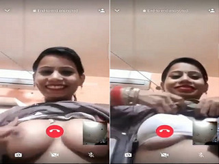 Today Exclusive – Desi Bhabhi Shows her Boobs on Vc