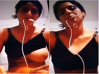 Today Exclusive- Desi Girl Shows Her Boob