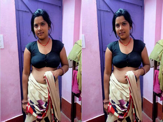 Today Exclusive-Desi Village Bhabhi Shows Her Pussy Part 1