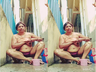 Today Exclusive-Sexy Bhabhi bathing