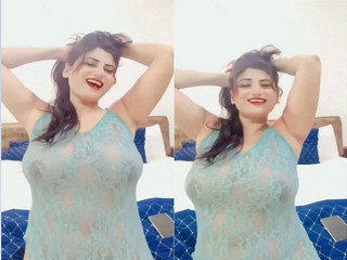 Today Exclusive- Sexy Bhabhi Boobs Visible