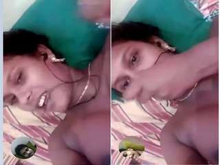 Exclusive- Desi Girl Showing Her Boobs on video Call