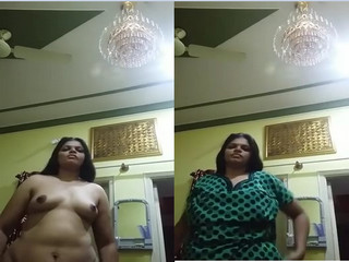 Today Exclusive-Desi Bhabhi Shows Her Boobs