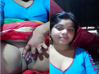 Today Exclusive-Desi Bhabhi Showing Pussy