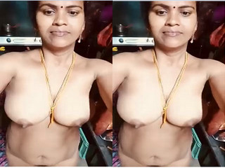 Today Exclusive- Desi Bhabhi Shows Her Boobs