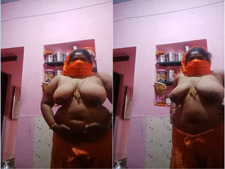 Today Exclusive- Desi Bhabhi Play With Her Big Boobs