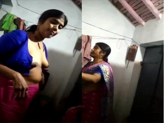 Today Exclusive-Desi Bhabhi Shows Her Boobs