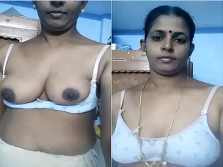 Desi Tamil Bhabhi Showing Boobs
