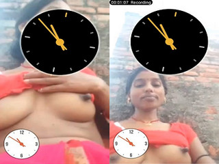 Desi Bhabhi Shows Boobs