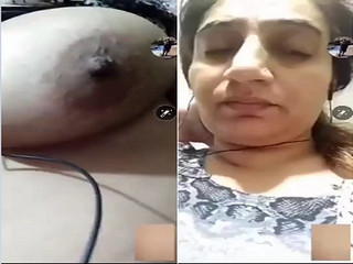 Desi Bhabhi Shows Her Boobs on VC