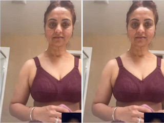 Horny Mature Aunty Shows pussy On VC