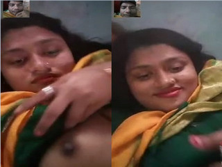 Sexy Desi Girl Shows her Boobs on vc