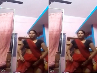 Sexy Desi Bhabhi Shows Pussy
