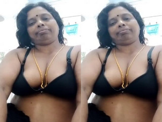 Desi Bhabhi Shows Pussy