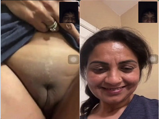 Desi Aunty Shows Her Pussy part 1