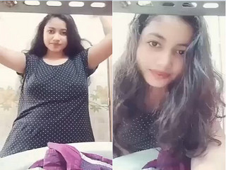 Sexy Desi Girl Shows Pussy