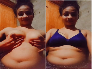 Sexy Lankan Shows Boobs