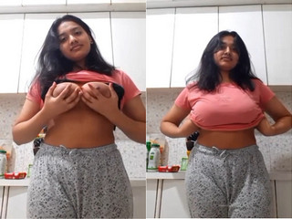 Desi Girl Shows Her Big Boobs