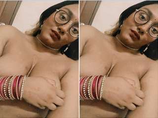 Today Exclusive- Hot Look Nri Girl Play With her Boobs and Pussy