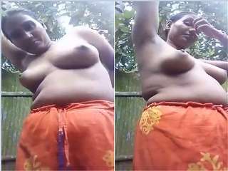 Today Exclusive- Desi Village Bhabhi Showing her Boobs