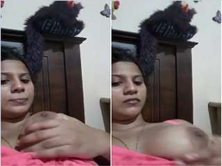 Exclusive- Super Sexy look Desi Girl Showing Her Boobs