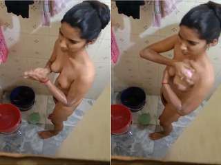 Today Exclusive-  Desi Hot Look Girl Bathing Capture By Hidden Cam