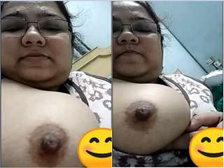 Today Exclusive- Horny Desi Aunty Showing Her Big Boobs