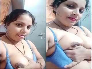 Today Exclusive- Desi Bhabhi Showing her Boobs