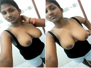 Today Exclusive-Cute mallu Girl Showing Her Boobs