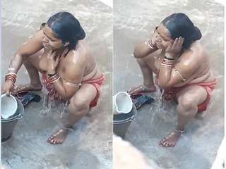 Today Exclusive- Desi Bhabhi outdoor Bathing Capture By Hidden Cam
