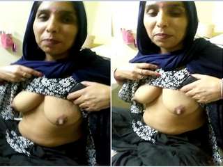 Today Exclusive- Desi Mature Bhabhi Showing Her Boobs